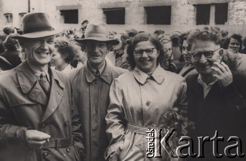 1.05.1957, Wilno, Litewska SRR, ZSRR.
Pochód pierwszomajowy, Wanda Biłat i jej drugi mąż Wajdas Mikoken (z lewej).
Fot. NN, zbiory Ośrodka KARTA, udostępniła Wanda Biłat
 
