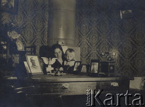 1925-1926, Grodno, woj. białostockie, Polska.
Anna i Wilhelmina Zagórskie przy biurku zmarłego Wilhelma Zagórskiego.
Fot. NN, zbiory Ośrodka KARTA, udostępniła Wilhelmina Giedrys


