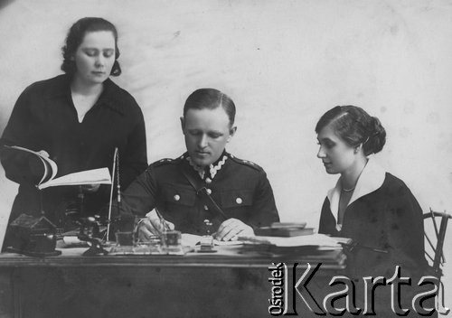 1926-1929, Grodno, woj. białostockie, Polska.
Pokój biurowy w DOK III Grodno, z prawej siedzi Anna Zagórska.
Fot. NN, zbiory Ośrodka KARTA, udostępniła Wilhelmina Giedrys


