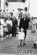 1959, Gdańsk, Polska.
Kobieta z dzieczynką, w tle zacumowany statek wycieczkowy 