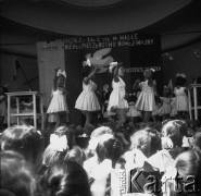 1950-1955, Sopot lub Gdańsk, woj. gdańskie, Polska.
 Dzień Dziecka - występ dziewczynek, w tle hasło: 