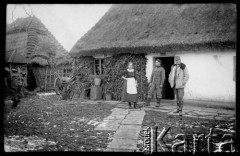 1914-1918, prawdopodobnie Żeżawa, powiat Zaleszczyki.
Młoda dziewczyna i dwaj żołnierze armii austriackiej stoją na pdwórku przed chałupą.
Fot. NN, zbiory Ośrodka KARTA, udostępnił Mariusz Hermanowicz