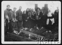 Listopad 1944, Żeżawa, powiat Zaleszczyki, obwód tarnopolski, Ukraina.
Pogrzeb członków rodziny Jaremowiczów, zamordowanych 11.11.1944 przez bojówki ukraińskie.
Fot. NN, zbiory Ośrodka KARTA, udostępnił Mariusz Hermanowicz

