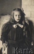 Około 1910, Warszawa, Cesarstwo Rosyjskie.
Młodsza siostra Wacławy Rodziewicz, Jadzia, na krótko przed śmiercią (jej przyczyną były powikłania po przebytej szkarlatynie). Na odwrocie zdjęcia dedykacja: 
