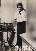 1930-1939, Warszawa, Polska.
Wacława Rodziewicz na balkonie.
Fot. NN, zbiory Ośrodka KARTA, udostępniła Anna Równy
  
