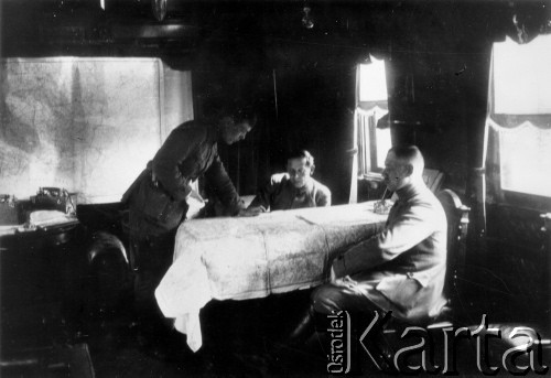 1919-1920, Tarnopol, Polska.
Ataman Semen Petlura (siedzi w środku) w salonce, która była siedzibą jego sztabu podczas wojny polsko-bolszewickiej.
Fot. Laub, zbiory Ośrodka KARTA

