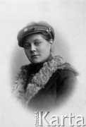 Styczeń 1921, Grodno, woj. białostockie, Polska.
Młoda kobieta, sanitariuszka. Podpis na odwrocie: 