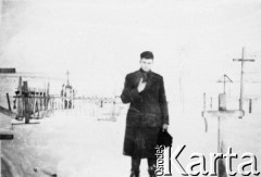 1950, Borodino, Moskiewska obł., ZSRR.
Młody mężczyzna zesłany na Syberię stoi wśród krzyży na cmentarzu.
Fot. NN, zbiory Ośrodka KARTA, udostępnił Jan Wyskupajtys