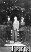 Przed 1939, Kołomyja, woj. stanisławowskie, Polska.
Trzej funkcjonariusze Policji Państwowej na schodkach w parku, pierwszy z lewej stoi Józef Grefka; zamordowany w Kalininie.
Fot. NN, zbiory Ośrodka KARTA