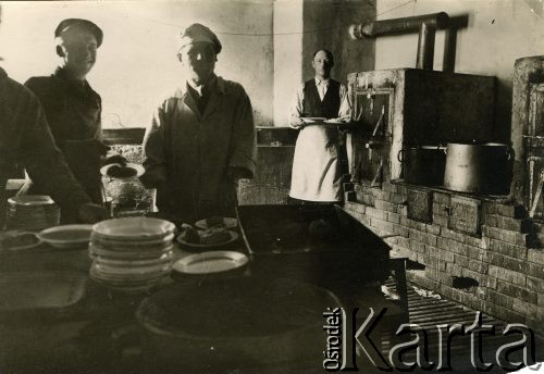 1939-1940, Rumunia.
Wnętrze kuchni - kucharze podczas przygotowywania posiłku.
Fot. NN, zbiory OśrodkA KARTA