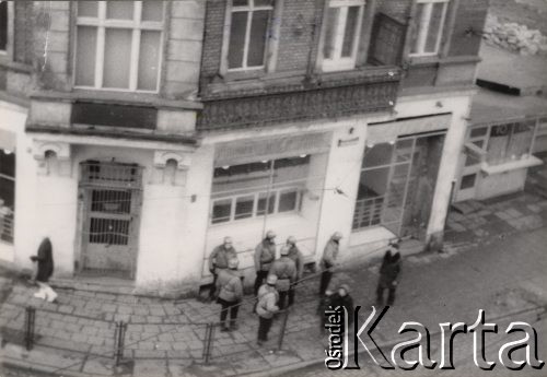 17.12.1970, Szczecin, Polska.
Pierwszy dzień strajku robotników, patrol Milicji Obywatelskiej, fotografia wykonana z okna mieszkania przy ul. Emilii Plater.
Fot. Aleksander Kusak, zbiory Ośrodka KARTA, fotografie z pracy konkursowej Pauliny Kuźmo 