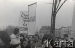 13.12.1981, Paryż, Francja.
Manifestacja pod pomnikiem Adama Mickiewicza na placu Alma zorganizowana po ogłoszeniu w Polsce stanu wojennego. Około godz. 9-10 doszło do spontanicznej manifestacji, która następnie przemaszerowała mostem Aleksandra w stronę placu Inwalidów i pod ambasadę PRL. Była to jedyna manifestacja w latach 80. w Paryżu, w trakcie której manifestanci doszli pod gmach ambasady przy rue de Talleyrand. Na kartkach napisy: 