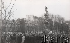 13.12.1981, Paryż, Francja.
Manifestacja pod pomnikiem Adama Mickiewicza na placu Alma zorganizowana po ogłoszeniu w Polsce stanu wojennego. Około godz. 9-10 doszło do spontanicznej manifestacji, która następnie przemaszerowała mostem Aleksandra w stronę placu Inwalidów i pod ambasadę PRL. Była to jedyna manifestacja w latach 80. w Paryżu, w trakcie której manifestanci doszli pod gmach ambasady przy rue de Talleyrand. 
Fot. Andrzej Mietkowski, zbiory Ośrodka KARTA