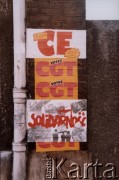 1986, Paryż, Francja.
Plakaty obwieszczający 5-lecie Solidarności. Pod spodem plakaty wyborcze francuskich partii i związków zawodowych. 
Fot. Andrzej Mietkowski, zbiory Ośrodka KARTA 
   
