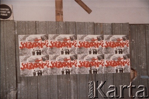 1986, Paryż, Francja.
Plakaty rozklejane na ulicach Paryża obwieszczające 5-lecie Solidarności. 
Fot. Andrzej Mietkowski, zbiory Ośrodka KARTA