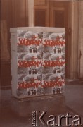 1986, Paryż, Francja.
Plakaty rozklejane na ulicach Paryża obwieszczające 5-lecie Solidarności. 
Fot. Andrzej Mietkowski, zbiory Ośrodka KARTA