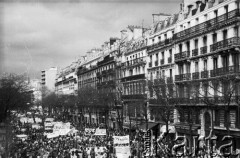 Lata 80., Paryż, Francja
Manifestacja Confédération générale du travail (CGT) – najliczniejszego we Francji związku zawodowego – w czasie pochodu pierwszomajowego na Bulwarze Magenta. Polscy działacze 