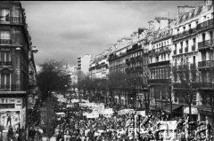 Lata 80., Paryż, Francja
Manifestacja Confédération générale du travail (CGT) – najliczniejszego we Francji związku zawodowego – w czasie pochodu pierwszomajowego na Bulwarze Magenta. Polscy działacze 