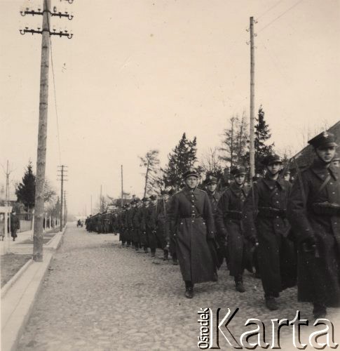 Jesień 1937, Zambrów, Polska.
Mazowiecka Szkoła Podchorążych Rezerwy Artylerii im. gen. Józefa Bema. Podporucznik Kurzas z plutonem.
Fot. NN, zbiory Ośrodka KARTA, Pogotowie Archiwalne [PAF_012] , udostępnił Michał Zdrojewski