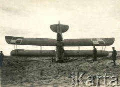 1920, Lwów, Polska.
Samolot zwiadowczy Albatros C.X, po nieudanym lądowaniu. 
Fot. NN, zbiory Ośrodka KARTA, Pogotowie Archiwalne [PAF_011], udostępniła Jolanta Szczudłowska