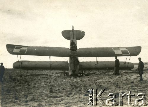 1920, Lwów, Polska.
Samolot zwiadowczy Albatros C.X, po nieudanym lądowaniu. 
Fot. NN, zbiory Ośrodka KARTA, Pogotowie Archiwalne [PAF_011], udostępniła Jolanta Szczudłowska