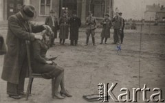 1943, Szamotuły, Polska
Strzyżenie głów Polkom, które odmówiły pracy dla Niemców.
Fot. NN, zbiory Ośrodka KARTA

