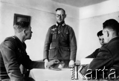 03.1945, Jabłonkowo (?), Polska.
Wzięty do niewoli generał niemiecki Günther Krappe podczas przesłuchania przez wywiad.
Fot. Józef Rybicki, Stanisława Rybicka, zbiory Fundacji Ośrodka KARTA