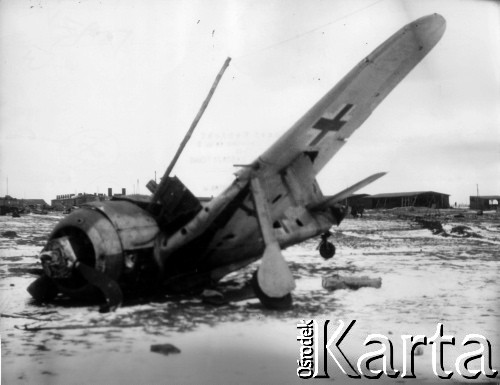 03.1945, Kołobrzeg (okolice), Polska.
Zestrzelony niemiecki samolot myśliwski przy trasie Płoty-Kołobrzeg.
Fot. Józef Rybicki, zbiory Fundacji Ośrodka KARTA