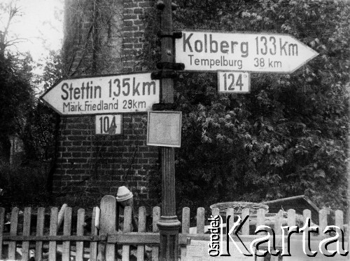 02.1945, Wałcz, Polska.
Skrzyżowanie dróg w Wałczu (Deutch Krone), drogowskazy do Szczecina i Kołobrzegu.
Fot. Józef Rybicki, Stanisława Rybicka, zbiory Fundacji Ośrodka KARTA