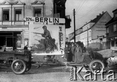 02.1945, miejsce nieznane (Jastrowie?), Polska.
Działo artyleryjskie, widoczny transparent propagandowy z hasłem: Berlin 271 km, Na Berlin!
Fot. Józef Rybicki, Stanisława Rybicka, zbiory Fundacji Ośrodka KARTA