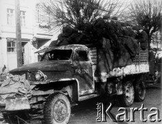 02.1945, Jastrowie, Polska.
Artylerzyści 4 Dywizji Piechoty w trakcie walk na Wale Pomorskim, podczas przejazdu przez Jastrowie w kierunku Złotowa.
Fot. Józef Rybicki, Stanisława Rybicka, zbiory Fundacji Ośrodka KARTA