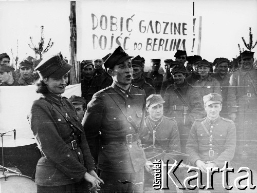 18.03.1945, Kołobrzeg, Polska.
Uroczystość zaślubin z morzem, w głębi transparent z napisem: 