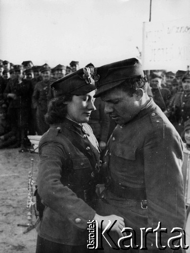 18.03.1945, Kołobrzeg, Polska.
Uroczystość zaślubin z morzem na kołobrzeskiej plaży. Członkini wojskowego zespołu muzycznego tańczy z podporucznikiem.
Fot. Józef Rybicki, zbiory Fundacji Ośrodka KARTA