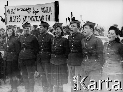 18.03.1945, Kołobrzeg, Polska.
Uroczystość zaślubin z morzem na kołobrzeskiej plaży, n/z chór 4 Dywizji Piechoty im. Jana Kilińskiego w trakcie występu. W tle transparent z napisem: 