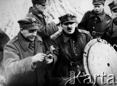 1944-1945, miejsce nieznane, Polska.
Grupa żołnierzy 4 Dywizji Piechoty przy kuchni polowej.
Fot. Józef Rybicki, Stanisława Rybicka, zbiory Fundacji Ośrodka KARTA