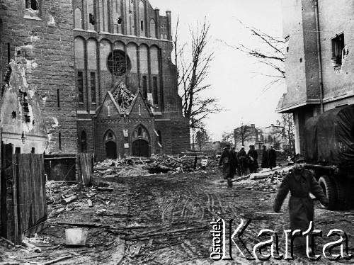 03.1945, Kołobrzeg, Polska.
Polscy żołnierze przed zniszczonym kościołem św. Jerzego.
Fot. Józef Rybicki, zbiory Fundacji Ośrodka KARTA