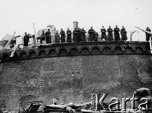03.1945, Kołobrzeg, Polska.
Polscy żołnierze stoją na murach zniszczonego fortu przy kołobrzeskim porcie.
Fot. Józef Rybicki, zbiory Fundacji Ośrodka KARTA