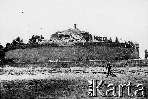 03.1945, Kołobrzeg, Polska.
Polscy żołnierze oglądają zniszczony w czasie walk fort, strzegący wejścia do kołobrzeskiego portu. Widok od strony plaży.
Fot. Józef Rybicki, zbiory Fundacji Ośrodka KARTA