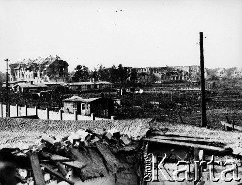 18.03.1945, Kołobrzeg, Polska.
Kołobrzeg po bitwie. Teren ogródków działkowych w okolicy dworca kolejowego i parowozowni, gdzie nacierał 10 pp. W oddali zniszczone w czasie ciężkich walk budynki, w tym tzw. 