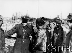 18.03.1945, Kołobrzeg, Polska.
Grupa polskich i radzieckich żołnierzy na przedmieściu zdobytego Kołobrzegu. Płk. Wincenty Potopowicz, d-ca 10 pp rozmawia z radzieckimi żołnierzami naprawiającymi zniszczone tory kolejowe.
Fot. Józef Rybicki, zbiory Fundacji Ośrodka KARTA