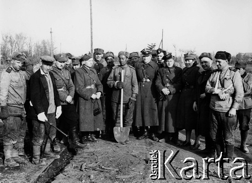 18.03.1945, Kołobrzeg, Polska.
Grupa polskich oficerów w trakcie spotkania z radzieckimi żołnierzami naprawiającymi tory kolejowe na przedmieściach miasta. Na pierwszym planie od lewej (w polskich mundurach) stoją: ppor. Karnas [oficer propagandowy z 10 pp], chor. W. Spadymek [adiutant d-cy 10 pp, stoi z aparatem w ręku], płk. Wincenty Potopowicz [d-ca 10 pp, stoi w środku w garnizonowej rogatywce i płaszczu], kpt E. Kamiński [z-ca d-cy 10 pp, politruk], żona płk. Potopowicza.
Fot. Józef Rybicki, zbiory Fundacji Ośrodka KARTA