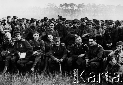 1945, miejsce nieznane, Polska.
Koncert polowy dla żołenirzy 4 Dywizji Piechoty, n/z grupa radzieckich oficerów.
Fot. Józef Rybicki, Stanisława Rybicka, zbiory Fundacji Ośrodka KARTA
