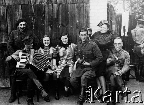 1945, miejsce nieznane, Polska.
Grupa żołnierzy i oficerów polskich na kwaterze w towarzystwie kobiet.
Fot. Józef Rybicki, Stanisława Rybicka, zbiory Fundacji Ośrodka KARTA