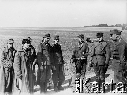1945, miejsce nieznane, Polska.
Jeńcy niemieccy (esesmani) i żołnierze polscy na polnej drodze.
Fot. Józef Rybicki, Stanisława Rybicka, zbiory Fundacji Ośrodka KARTA