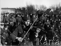 20.03.1945, Charzyno, Polska.
Skrzypek z wojskowego zespołu muzycznego koncertuje przed żołnierzami 4 Dywizji Piechoty, w głębi z lewej strony widoczny gen. Bolesław Kieniewicz, dowódca dywizji.
Fot. Józef Rybicki, zbiory Fundacji Ośrodka KARTA