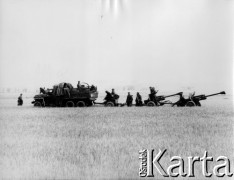 03-04.1945, miejsce nieznane, Niemcy.
Ciężarówka Studebacker US-6 ciągnie dwa działa ZIS-3 i jaszcz amunicyjny.
Fot. Józef Rybicki, zbiory Fundacji Ośrodka KARTA