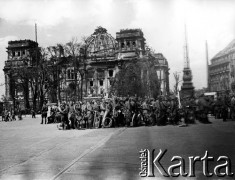 05.1945, Berlin, Niemcy.
Radzieckia orkiestra wojskowa przed wypalonym gmachem Reichstagu podczas przygotowań do defilady zwycięstwa.
Fot. Józef Rybicki, zbiory Fundacji Ośrodka KARTA