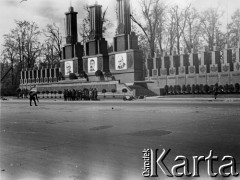 05.1945, Berlin, Niemcy.
Grupa oficerów radzieckich stoi przed trybuną honorową w czasie przygotowań do defilady zwycięstwa.
Fot. Józef Rybicki, zbiory Fundacji Ośrodka KARTA