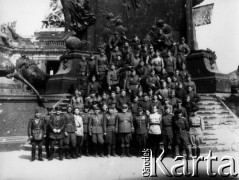 05.1945, Berlin, Niemcy.
Generał Bolesław Kieniewicz z grupą polskich żołnierzy z 4 Dywizji Piechoty oraz z żołnierzami rosyjskimi, z którymi bronił Moskwy. Cała grupa pozuje na tle pomnika w pobliżu Reichstagu.
Fot. Józef Rybicki, zbiory Fundacji Ośrodka KARTA