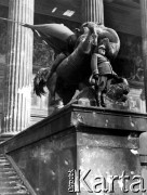 05.1945, Berlin, Niemcy.
Gen. Bolesław Kieniewicz, dowódca 4 Dywizji Piechoty, na postumencie w pobliżu Reichstagu.
Fot. Józef Rybicki, zbiory Fundacji Ośrodka KARTA